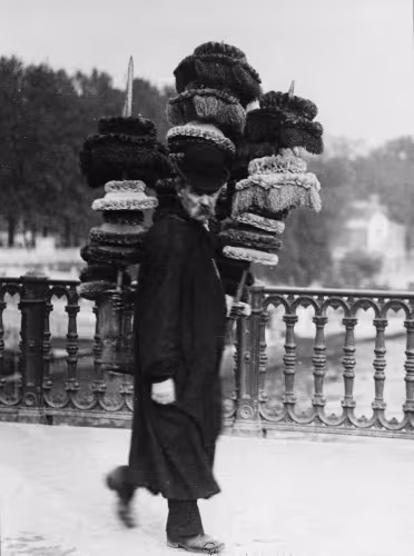 Un homme sur un pont,  portant une pile d'abats-jour