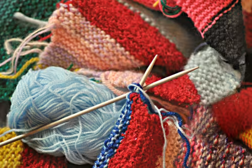 Aiguilles à tricoter, pelotes de laine et tricot