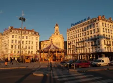Vue de la place Jutard avec le manège