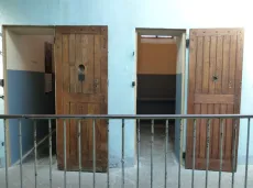 Portes d'entrée de deux cellules